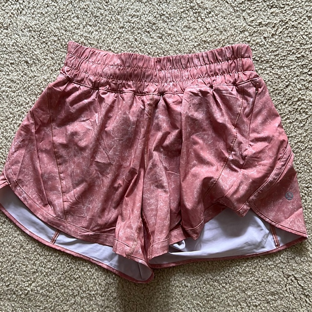 Lululemon track that 5” shorts, never worn!!